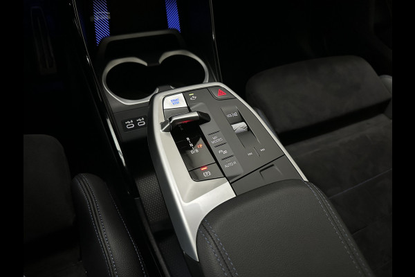 BMW iX1 30 313pk X-Drive M-Sport Performance | Adaptief Led | Sportstoelen | Keyless | 4WD | Adaptieve Cruise en Struurwielverw. voorbereid | Antraciet Hemel | Carplay | Sfeerverlichting | 1200kg Trekgewicht | Camera | Bovag Garantie.