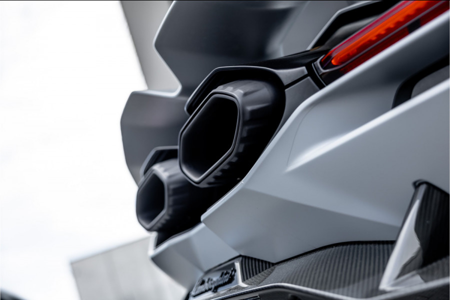 Lamborghini Revuelto 6.5 V12 - Grigio Acheso | Alcantara | Carbon | Passenger Display | 21"