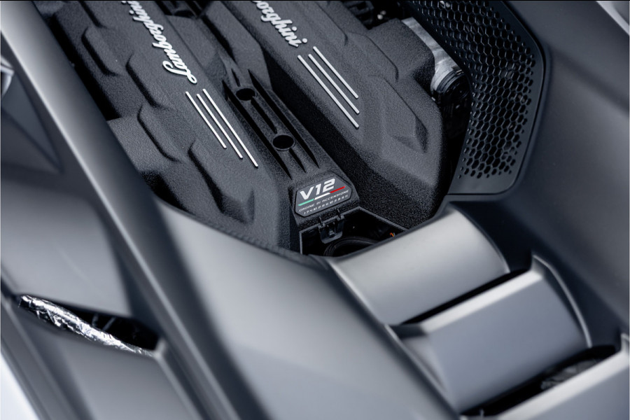 Lamborghini Revuelto 6.5 V12 - Grigio Acheso | Alcantara | Carbon | Passenger Display | 21"