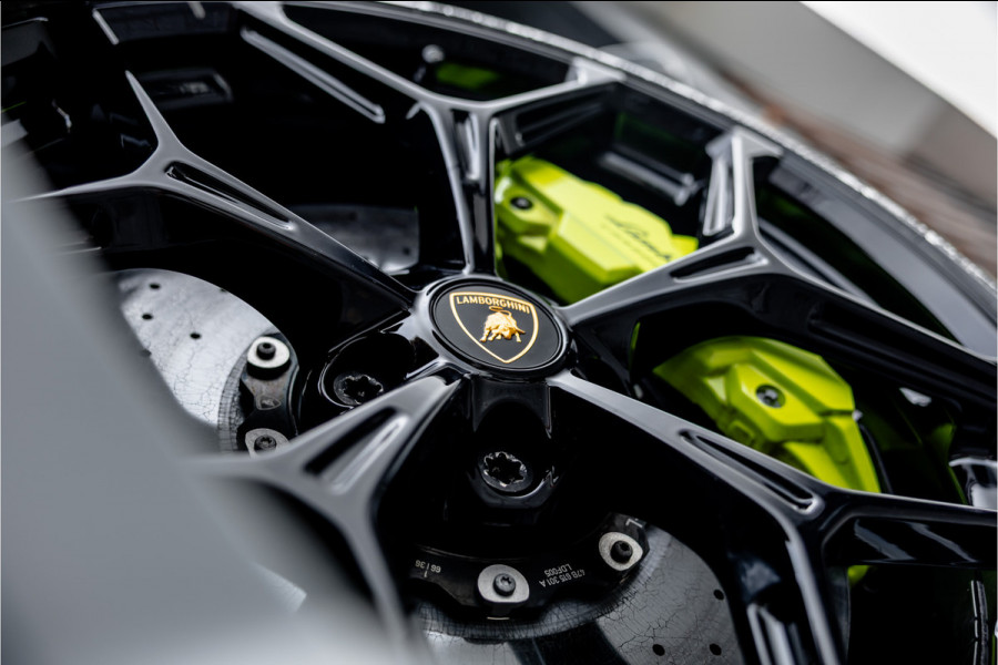 Lamborghini Revuelto 6.5 V12 - Grigio Acheso | Alcantara | Carbon | Passenger Display | 21"