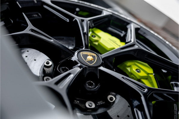 Lamborghini Revuelto 6.5 V12 - Grigio Acheso | Alcantara | Carbon | Passenger Display | 21"