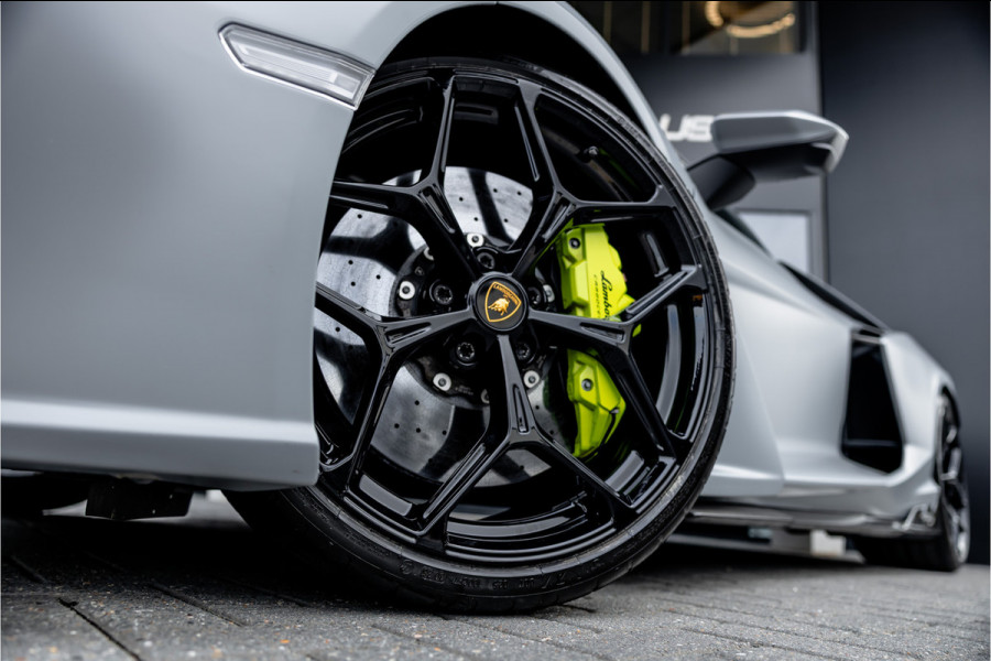 Lamborghini Revuelto 6.5 V12 - Grigio Acheso | Alcantara | Carbon | Passenger Display | 21"