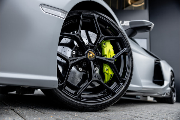 Lamborghini Revuelto 6.5 V12 - Grigio Acheso | Alcantara | Carbon | Passenger Display | 21"