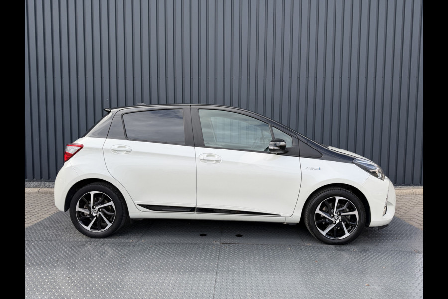 Toyota Yaris 1.5 Hybrid Bi-Tone Plus | Pano dak | PDC Achter | 10 jr GARANTIE | Rijklaar!!