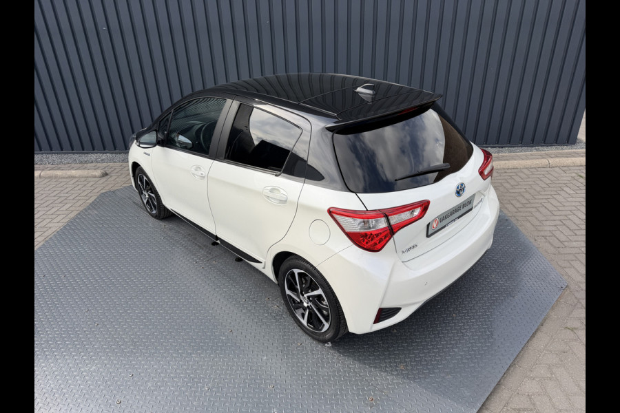 Toyota Yaris 1.5 Hybrid Bi-Tone Plus | Pano dak | PDC Achter | 10 jr GARANTIE | Rijklaar!!
