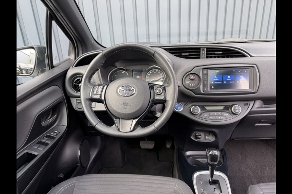Toyota Yaris 1.5 Hybrid Bi-Tone Plus | Pano dak | PDC Achter | 10 jr GARANTIE | Rijklaar!!