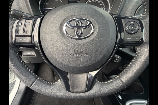 Toyota Yaris 1.5 Hybrid Bi-Tone Plus | Pano dak | PDC Achter | 10 jr GARANTIE | Rijklaar!!