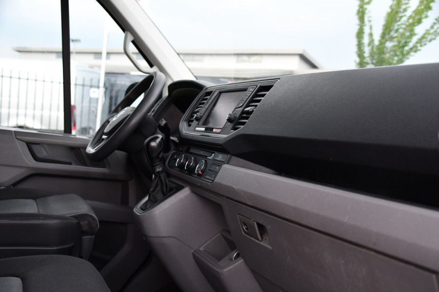Volkswagen Crafter 35 2.0 TDI L3H3 PB Edition Camera, Adaptieve Cruise, Carplay, LED, Trekhaak, Multimedia, 140pk, Automaat, Sensoren, Uniek!