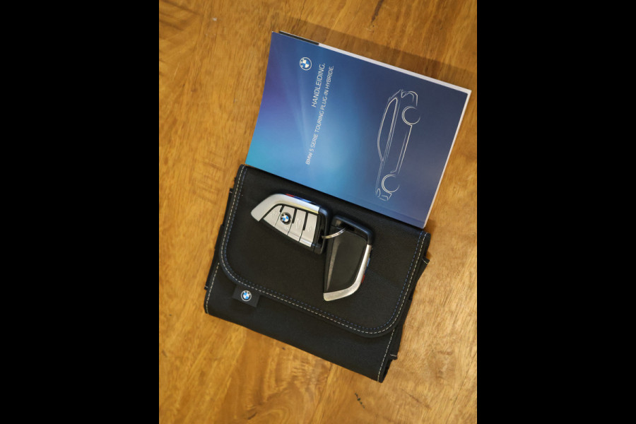 BMW 5 Serie Touring 530e M Sport [SCHUIFKANTELDAK, ELEKTRISCHE TREKHAAK, APPLE CARPLAY, STOELVERWARMING, MEMORY, DIGITAL DASH, CAMERA, CRUISE CONTROL, PDC V + A, NAVIGATIE, NIEUWSTAAT]