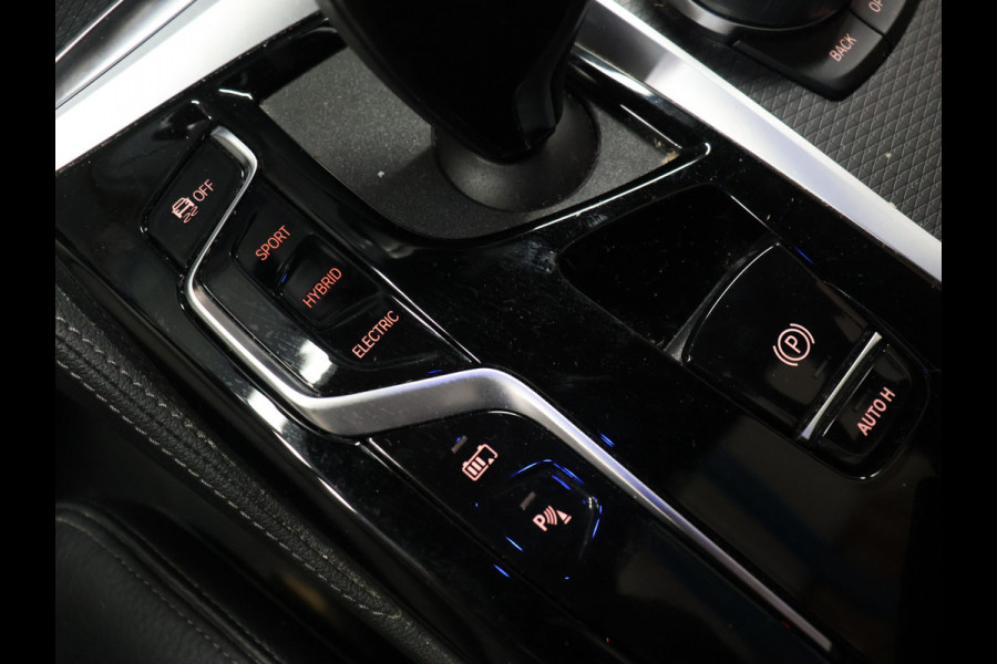 BMW 5 Serie Touring 530e M Sport [SCHUIFKANTELDAK, ELEKTRISCHE TREKHAAK, APPLE CARPLAY, STOELVERWARMING, MEMORY, DIGITAL DASH, CAMERA, CRUISE CONTROL, PDC V + A, NAVIGATIE, NIEUWSTAAT]