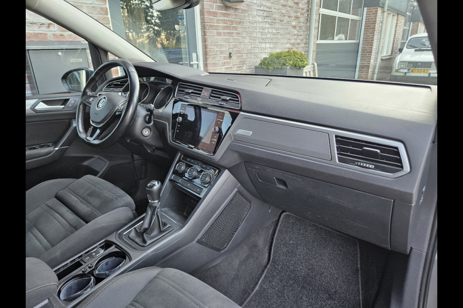 Volkswagen Touran 1.0 TSI Comfortline Business Carplay! Trekhaak! Airco/Clima! Cruise Control! Nette Auto!