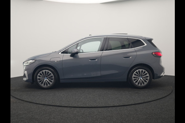 BMW 2 Serie Active Tourer 225e xDrive Luxury Line PHEV 245pk Dealer O.H | Trekhaak | Panodak | Adaptive Cruise | Lederen Sportstoelen Massage & Memory | Stoelen & Stuur Verwarmd | Blis | Sfeerverlichting | Apple Carplay | Widescreen Navigatie | Plug In Hybrid |