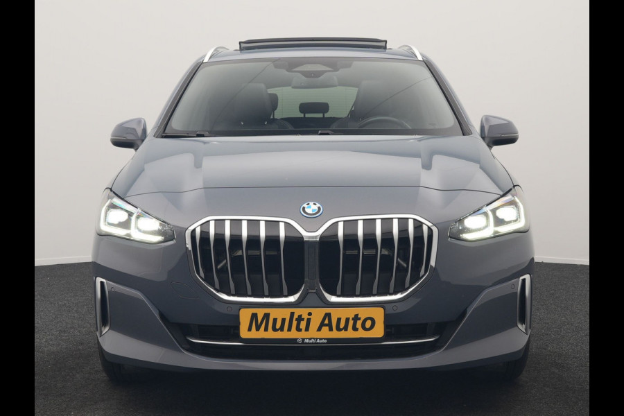 BMW 2 Serie Active Tourer 225e xDrive Luxury Line PHEV 245pk Dealer O.H | Trekhaak | Panodak | Adaptive Cruise | Lederen Sportstoelen Massage & Memory | Stoelen & Stuur Verwarmd | Blis | Sfeerverlichting | Apple Carplay | Widescreen Navigatie | Plug In Hybrid |