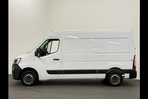 Renault Master T33 2.3 dCi 135 L2H2 BPM VRIJ! Airco Cruise control Parkeersensoren Navigatie Trekhaak