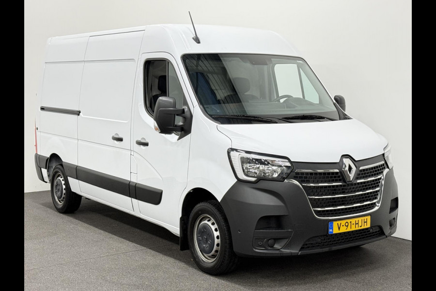 Renault Master T33 2.3 dCi 135 L2H2 BPM VRIJ! Airco Cruise control Parkeersensoren Navigatie Trekhaak