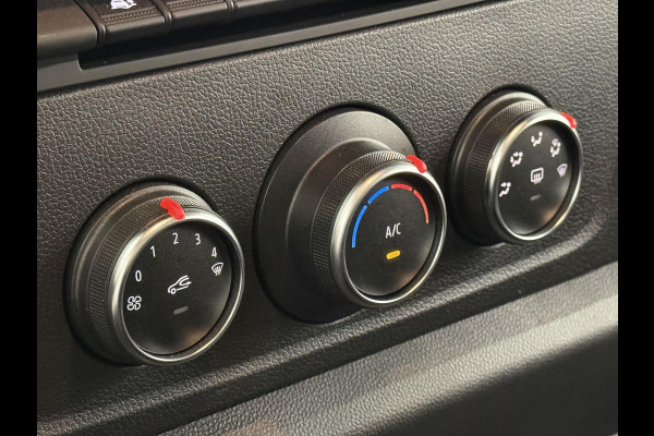 Renault Master T33 2.3 dCi 135 L2H2 BPM VRIJ! Airco Cruise control Parkeersensoren Navigatie Trekhaak
