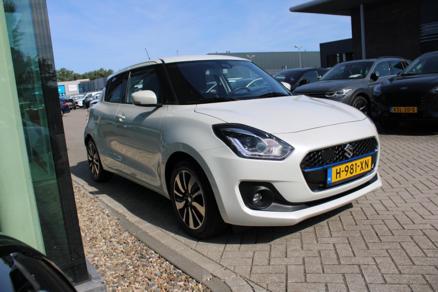 Suzuki Swift 1.2 Stijl Smart Hybrid | Trekhaak | Adaptive Cruise Control | Stoelverwarming | Climate Control | Camera | Lichtmetalen Velgen | Winterset |