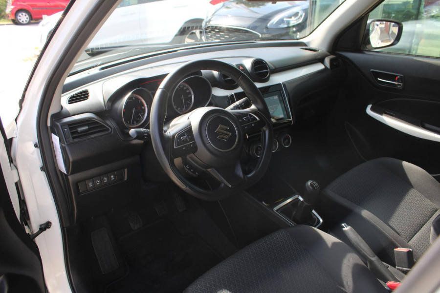 Suzuki Swift 1.2 Stijl Smart Hybrid | Trekhaak | Adaptive Cruise Control | Stoelverwarming | Climate Control | Camera | Lichtmetalen Velgen | Winterset |