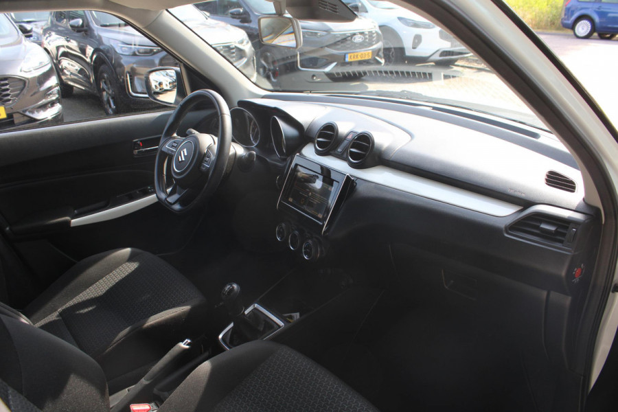 Suzuki Swift 1.2 Stijl Smart Hybrid | Trekhaak | Adaptive Cruise Control | Stoelverwarming | Climate Control | Camera | Lichtmetalen Velgen | Winterset |