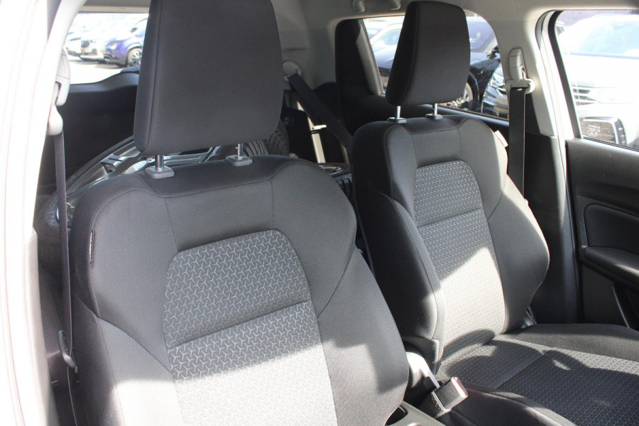 Suzuki Swift 1.2 Stijl Smart Hybrid | Trekhaak | Adaptive Cruise Control | Stoelverwarming | Climate Control | Camera | Lichtmetalen Velgen | Winterset |