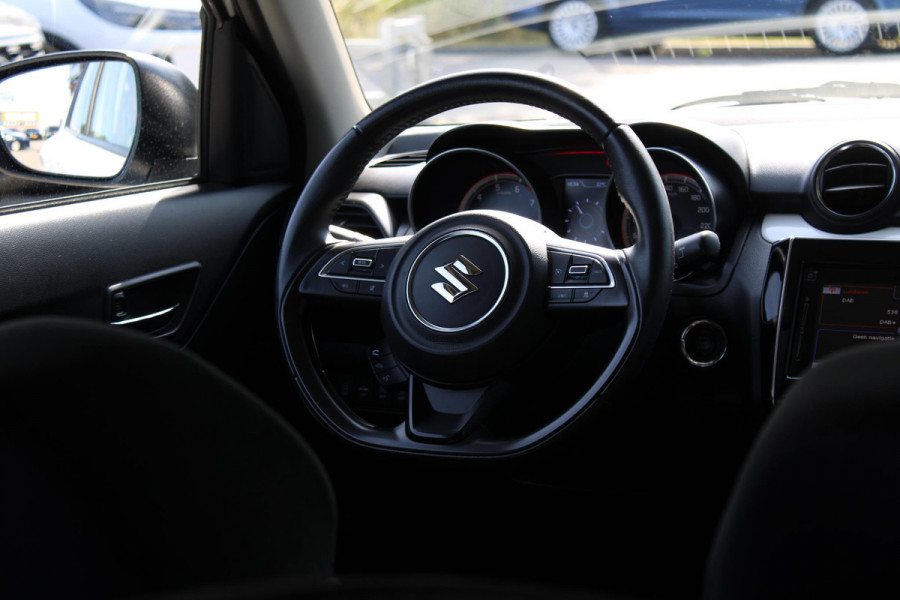Suzuki Swift 1.2 Stijl Smart Hybrid | Trekhaak | Adaptive Cruise Control | Stoelverwarming | Climate Control | Camera | Lichtmetalen Velgen | Winterset |