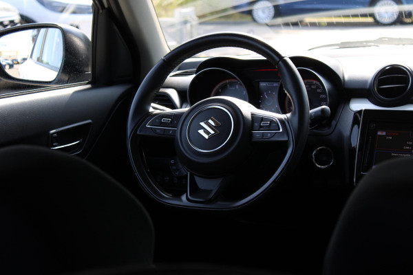 Suzuki Swift 1.2 Stijl Smart Hybrid | Trekhaak | Adaptive Cruise Control | Stoelverwarming | Climate Control | Camera | Lichtmetalen Velgen | Winterset |