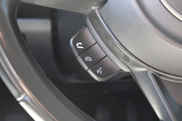 Suzuki Swift 1.2 Stijl Smart Hybrid | Trekhaak | Adaptive Cruise Control | Stoelverwarming | Climate Control | Camera | Lichtmetalen Velgen | Winterset |