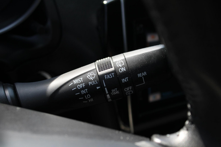 Suzuki Swift 1.2 Stijl Smart Hybrid | Trekhaak | Adaptive Cruise Control | Stoelverwarming | Climate Control | Camera | Lichtmetalen Velgen | Winterset |