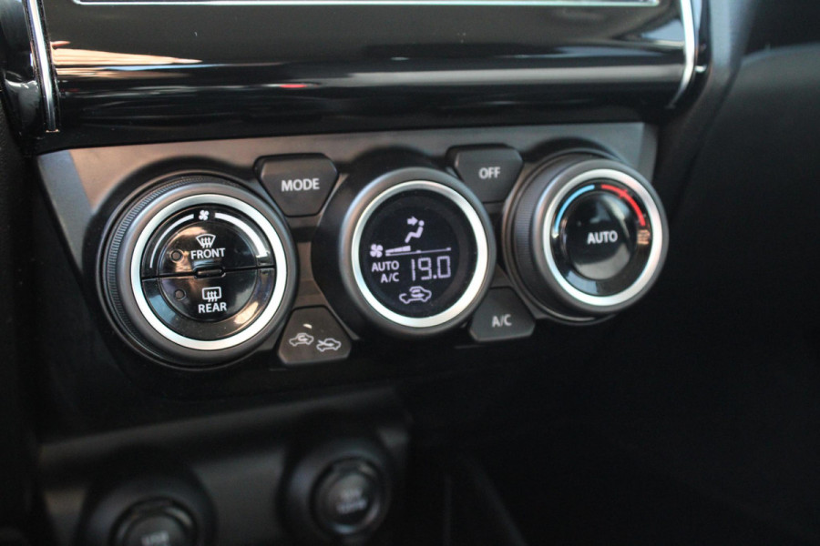 Suzuki Swift 1.2 Stijl Smart Hybrid | Trekhaak | Adaptive Cruise Control | Stoelverwarming | Climate Control | Camera | Lichtmetalen Velgen | Winterset |