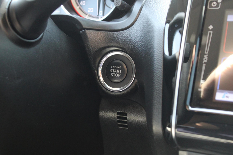 Suzuki Swift 1.2 Stijl Smart Hybrid | Trekhaak | Adaptive Cruise Control | Stoelverwarming | Climate Control | Camera | Lichtmetalen Velgen | Winterset |