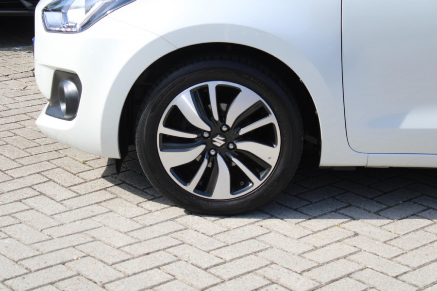 Suzuki Swift 1.2 Stijl Smart Hybrid | Trekhaak | Adaptive Cruise Control | Stoelverwarming | Climate Control | Camera | Lichtmetalen Velgen | Winterset |