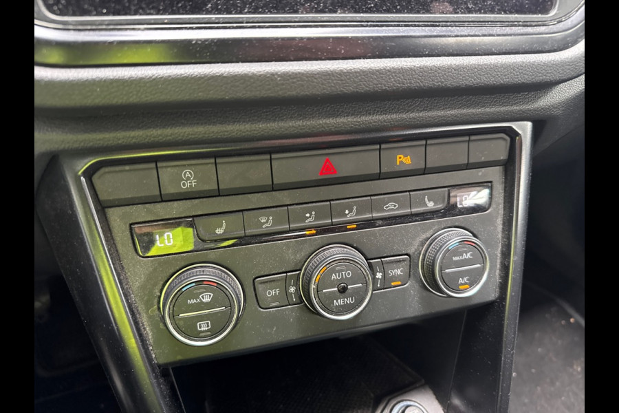 Volkswagen T-Roc 1.0 TSI | Stoelverwarming | Apple Carplay | Parkeersensoren | Trekhaak | Climate Control | Navigatie |