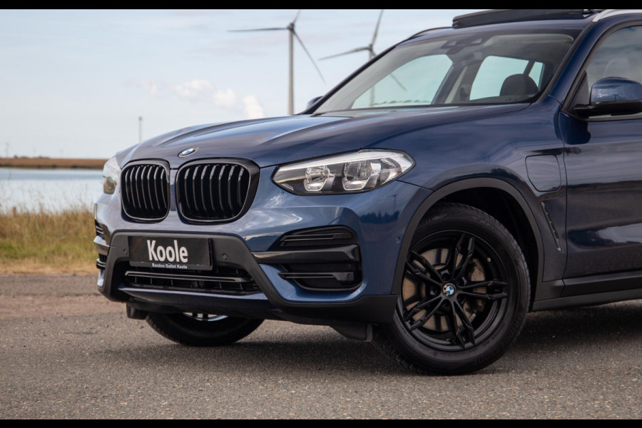 BMW X3 xDrive30e Executive BLACK LINE / PANORAMA DAK / CARPLAY / LEER / STOELVERWARMING / CAMERA