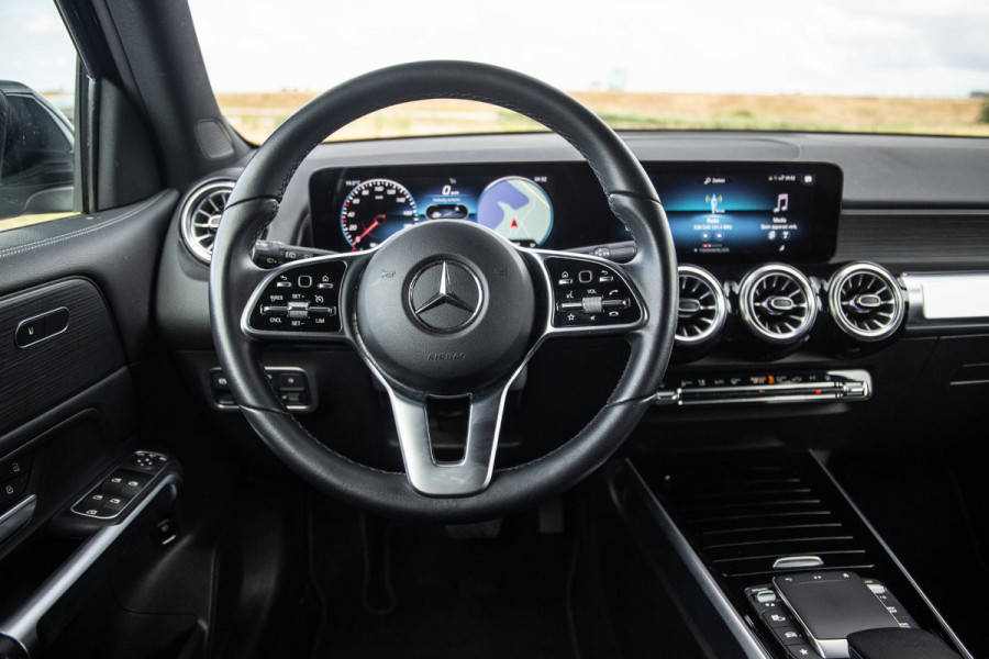 Mercedes-Benz EQB 300 4MATIC AMG Line 67 kWh CARPLAY / CAMERA / SFEERVERLICHTING / LEER / STOELVERWARMING