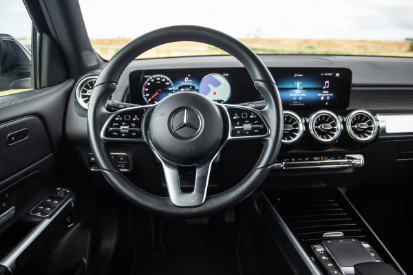 Mercedes-Benz EQB 300 4MATIC AMG Line 67 kWh CARPLAY / CAMERA / SFEERVERLICHTING / LEER / STOELVERWARMING