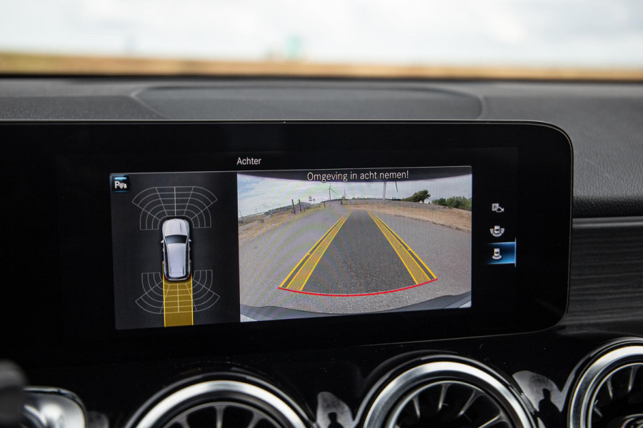 Mercedes-Benz EQB 300 4MATIC AMG Line 67 kWh CARPLAY / CAMERA / SFEERVERLICHTING / LEER / STOELVERWARMING