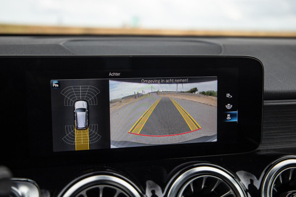 Mercedes-Benz EQB 300 4MATIC AMG Line 67 kWh CARPLAY / CAMERA / SFEERVERLICHTING / LEER / STOELVERWARMING