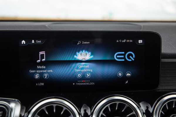 Mercedes-Benz EQB 300 4MATIC AMG Line 67 kWh CARPLAY / CAMERA / SFEERVERLICHTING / LEER / STOELVERWARMING