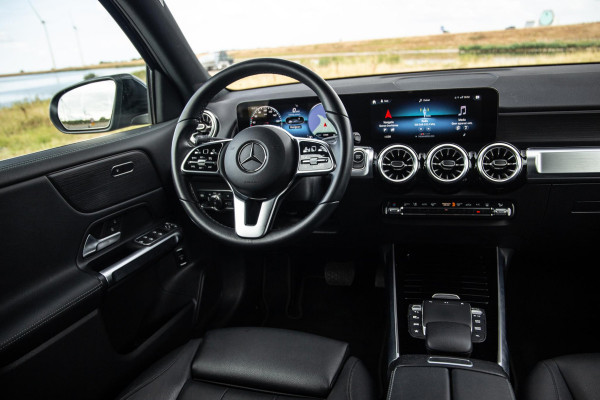 Mercedes-Benz EQB 300 4MATIC AMG Line 67 kWh CARPLAY / CAMERA / SFEERVERLICHTING / LEER / STOELVERWARMING