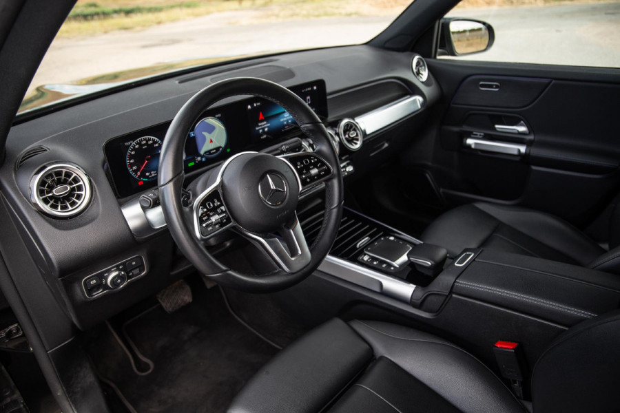 Mercedes-Benz EQB 300 4MATIC AMG Line 67 kWh CARPLAY / CAMERA / SFEERVERLICHTING / LEER / STOELVERWARMING