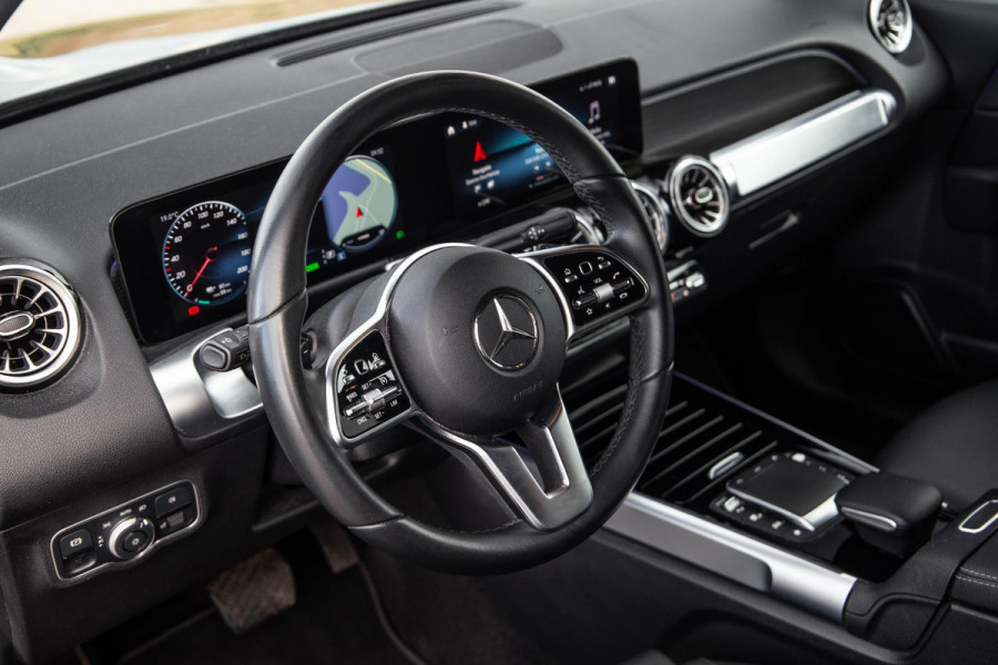 Mercedes-Benz EQB 300 4MATIC AMG Line 67 kWh CARPLAY / CAMERA / SFEERVERLICHTING / LEER / STOELVERWARMING