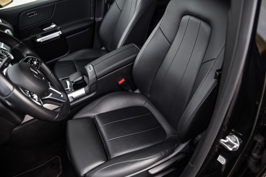 Mercedes-Benz EQB 300 4MATIC AMG Line 67 kWh CARPLAY / CAMERA / SFEERVERLICHTING / LEER / STOELVERWARMING