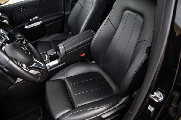 Mercedes-Benz EQB 300 4MATIC AMG Line 67 kWh CARPLAY / CAMERA / SFEERVERLICHTING / LEER / STOELVERWARMING
