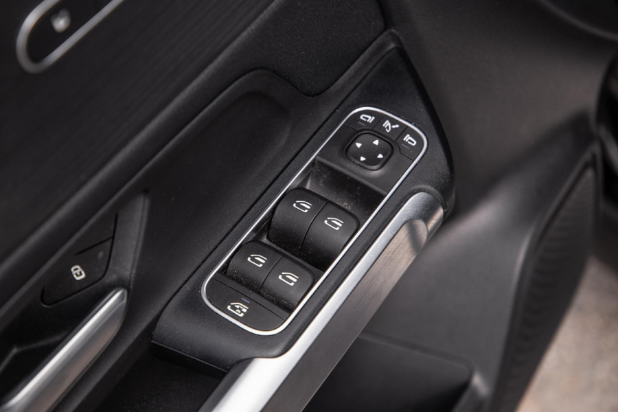 Mercedes-Benz EQB 300 4MATIC AMG Line 67 kWh CARPLAY / CAMERA / SFEERVERLICHTING / LEER / STOELVERWARMING