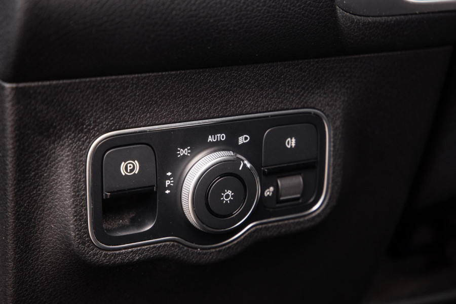 Mercedes-Benz EQB 300 4MATIC AMG Line 67 kWh CARPLAY / CAMERA / SFEERVERLICHTING / LEER / STOELVERWARMING