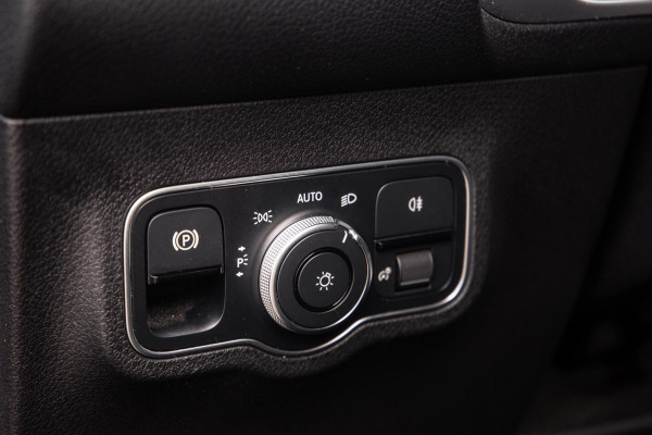 Mercedes-Benz EQB 300 4MATIC AMG Line 67 kWh CARPLAY / CAMERA / SFEERVERLICHTING / LEER / STOELVERWARMING