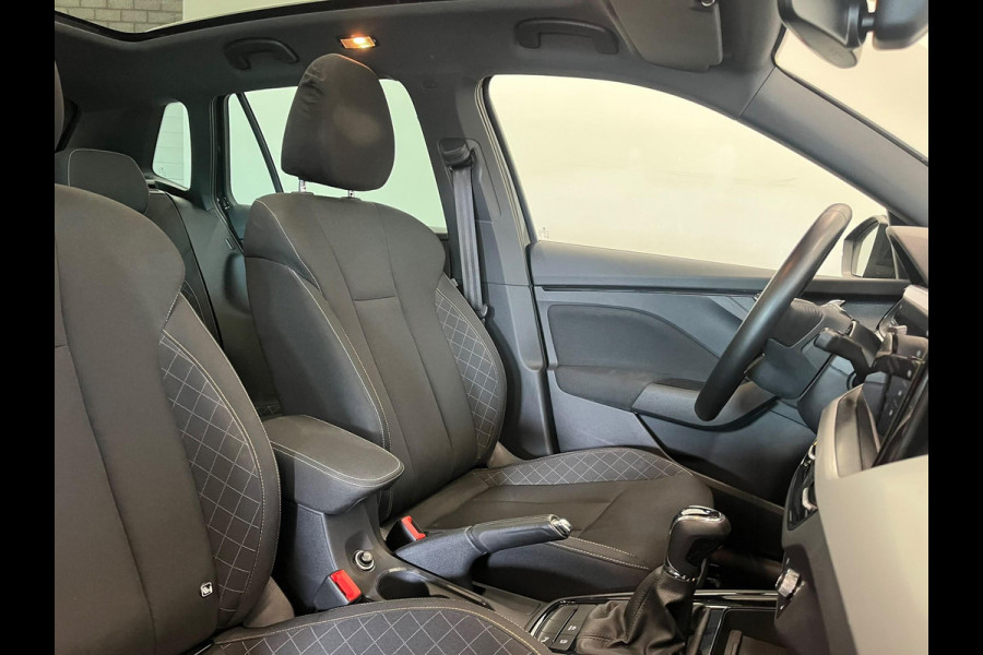 Škoda Kamiq 1.0 TSI DSG Clever Panoramadak Trekhaak Navigatie Apple Carplay Android Auto Camera Parkeerhulp Cruise Control Stoelverwarming Climate Control Lichtmetalen velgen