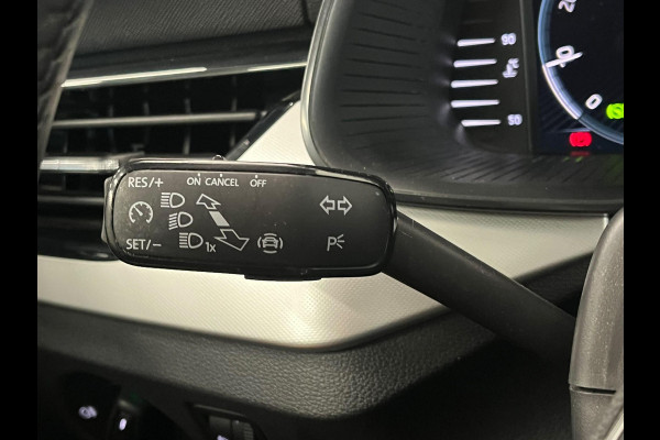 Škoda Kamiq 1.0 TSI DSG Clever Panoramadak Trekhaak Navigatie Apple Carplay Android Auto Camera Parkeerhulp Cruise Control Stoelverwarming Climate Control Lichtmetalen velgen