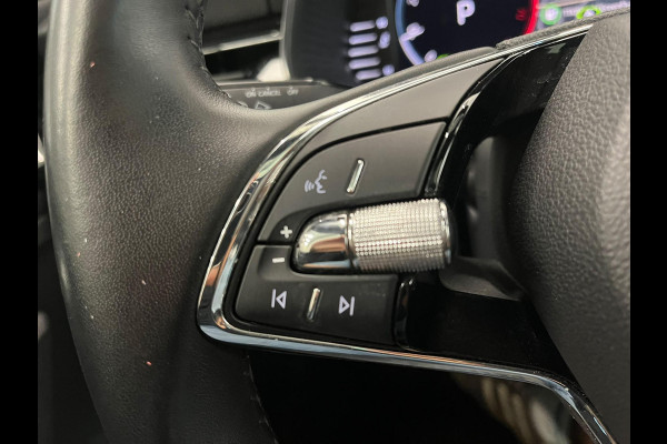 Škoda Kamiq 1.0 TSI DSG Clever Panoramadak Trekhaak Navigatie Apple Carplay Android Auto Camera Parkeerhulp Cruise Control Stoelverwarming Climate Control Lichtmetalen velgen