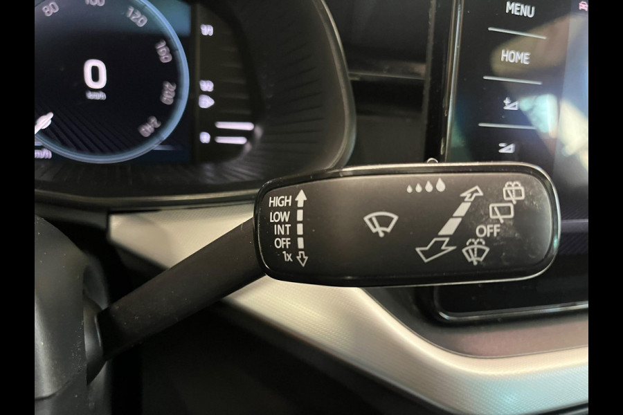 Škoda Kamiq 1.0 TSI DSG Clever Panoramadak Trekhaak Navigatie Apple Carplay Android Auto Camera Parkeerhulp Cruise Control Stoelverwarming Climate Control Lichtmetalen velgen